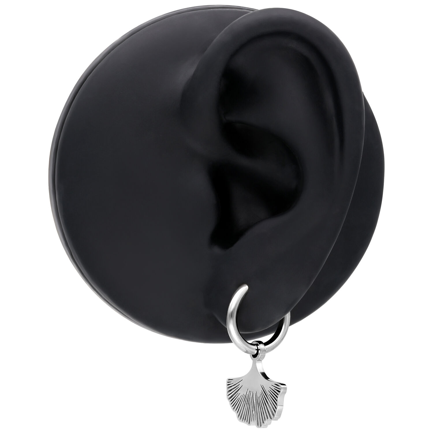 Boucles d'oreilles Little Ginkgo Hoops argentées Boucles d'oreilles argentées en forme de ginkgo sur une oreille modèle noire.