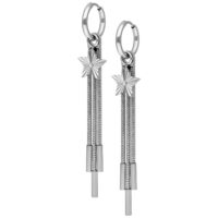 Boucles d'oreilles Little Shooting Star Hoops argentées Boucles d'oreilles argentées avec pendentif étoile sur fond blanc