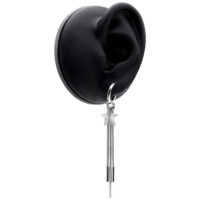 Boucles d'oreilles étoiles argentées en acier inoxydable Créoles étoiles argentées en acier inoxydable sur modèle d'oreille noir sur fond blanc