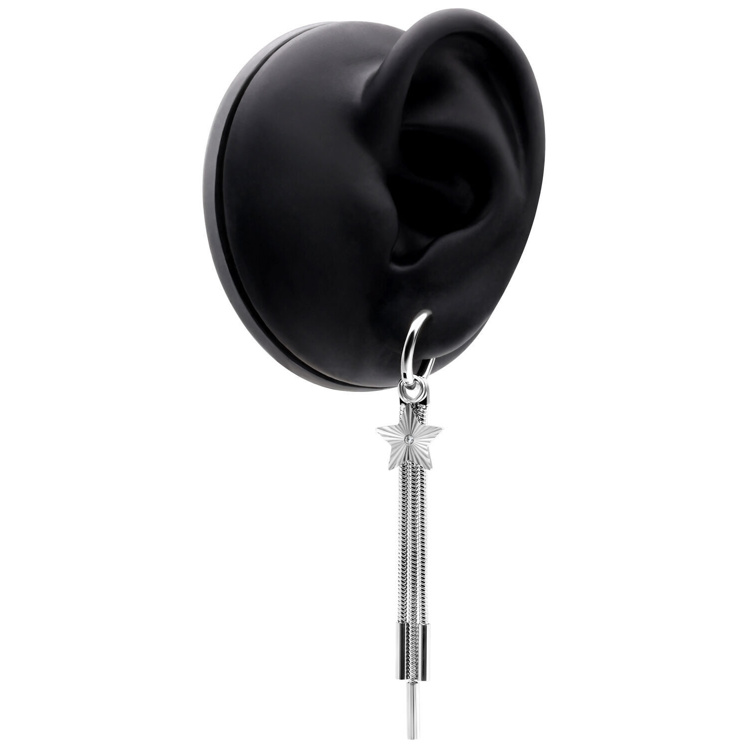 Boucles d'oreilles étoiles argentées en acier inoxydable Créoles étoiles argentées en acier inoxydable sur modèle d'oreille noir sur fond blanc