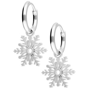 Créoles argentées avec pendentifs flocon de neige sur fond blanc