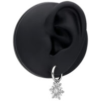 Boucles d'oreilles Little Snowflake Hoops argentées Boucles d'oreilles argentées avec pendentif flocon de neige sur modèle d'oreille noir
