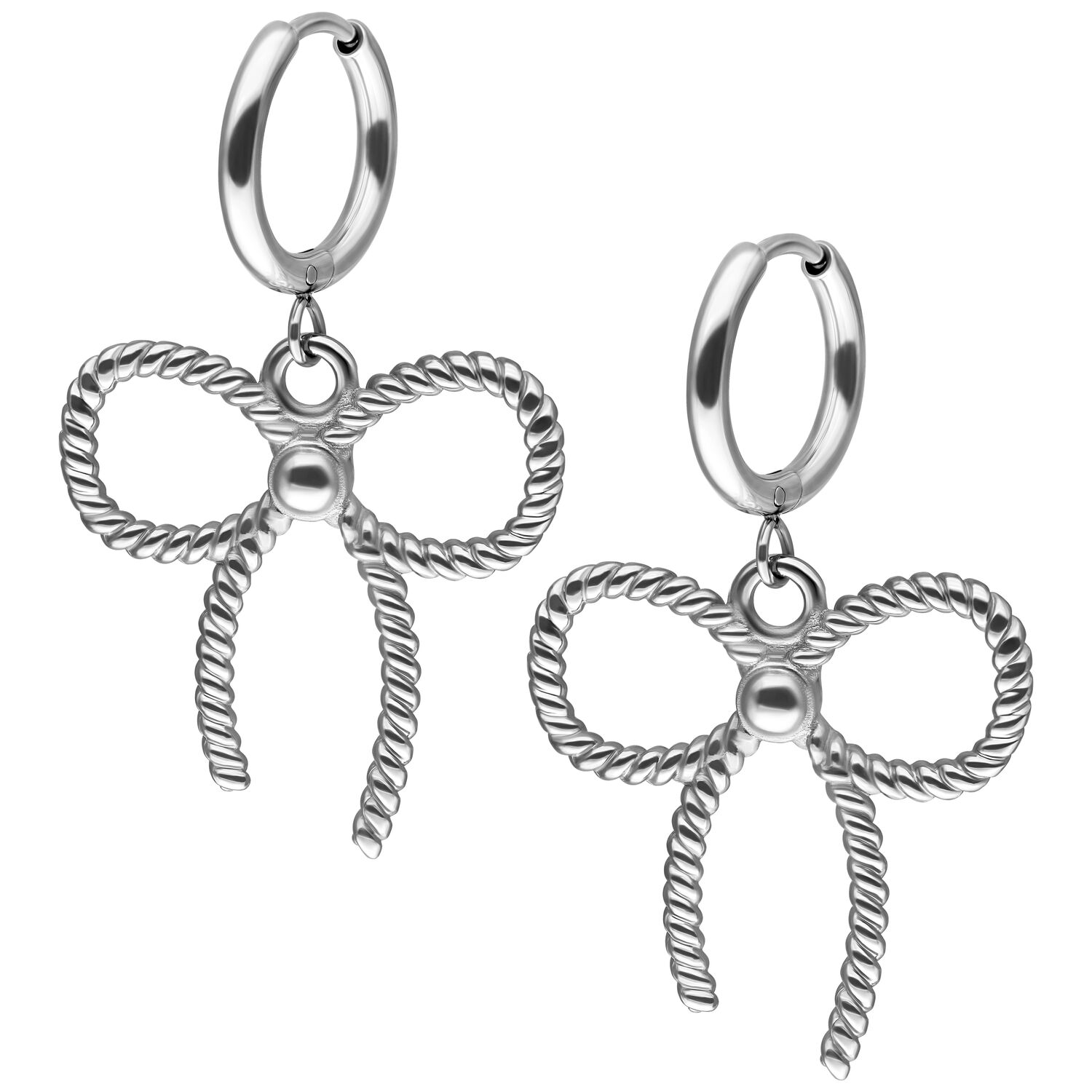 Créoles argentées avec pendentifs nœuds torsadés sur fond blanc