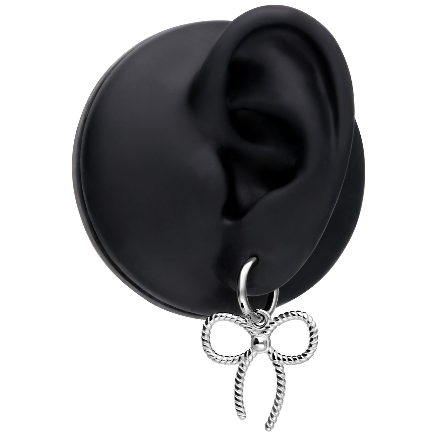Boucles d'oreilles en acier inoxydable avec nœud Boucles d'oreilles argentées avec détail de nœud sur un modèle d'oreille noire