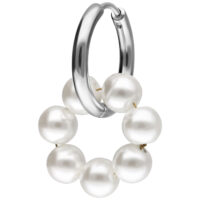 Créoles argentées avec perles au design circulaire Créoles argentées avec perles blanches sur fond blanc