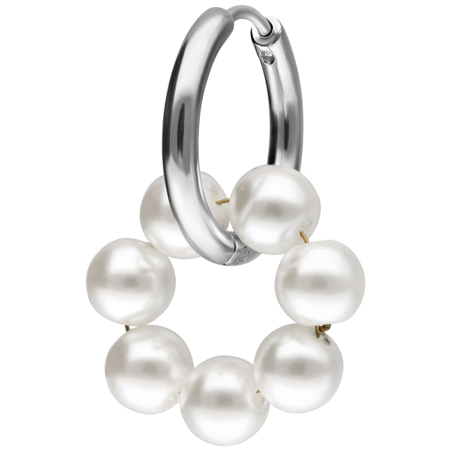 Créoles argentées avec perles au design circulaire Créoles argentées avec perles blanches sur fond blanc