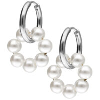 Créoles argentées avec perles Créoles argentées avec perles blanches sur fond blanc