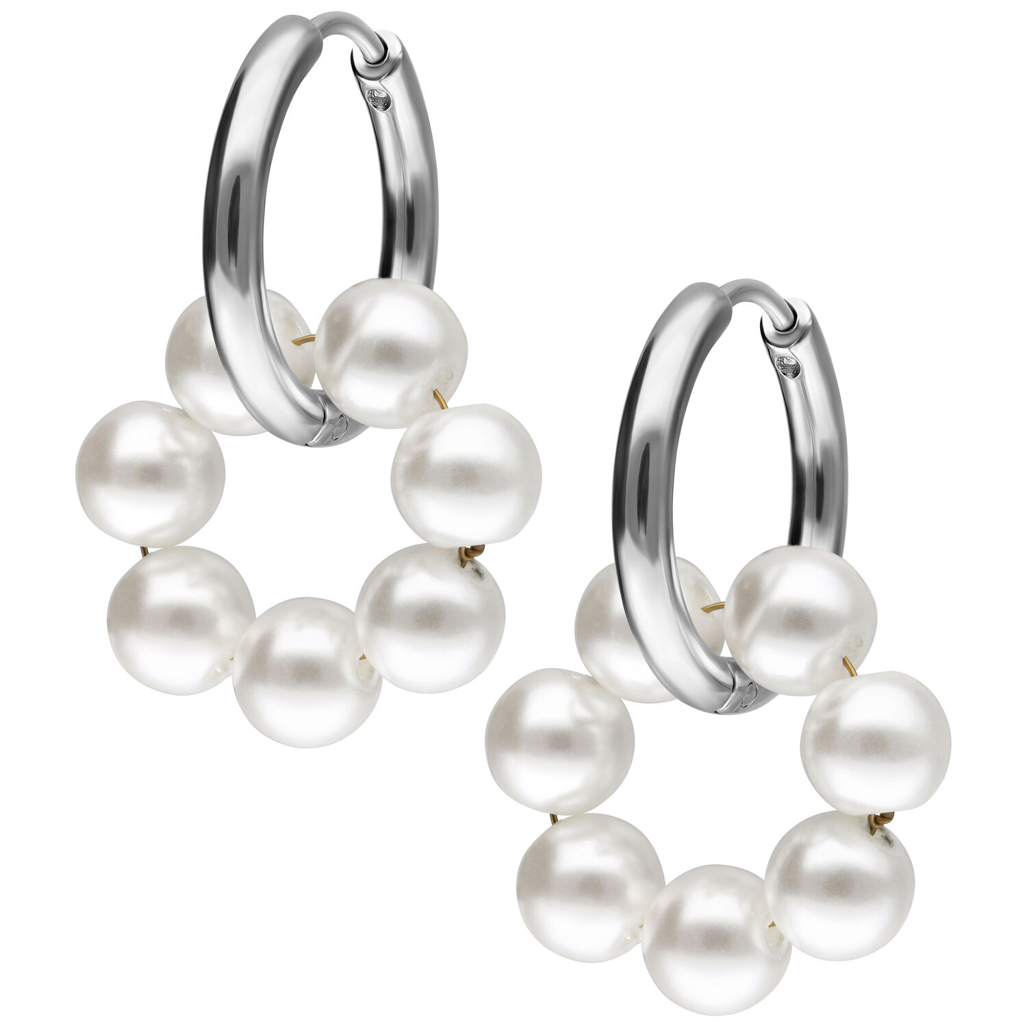 Créoles argentées avec perles Créoles argentées avec perles blanches sur fond blanc