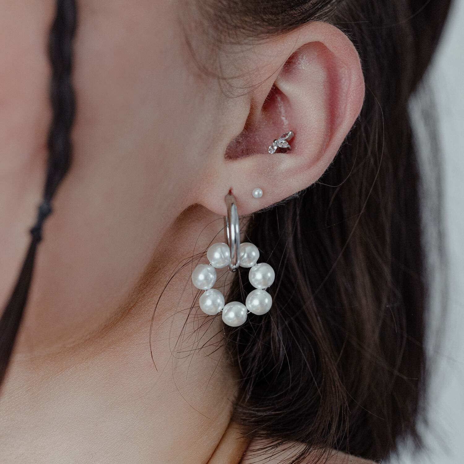 Élégants anneaux Little Pearl Circle Hoops Boucles d'oreilles en argent avec perles en forme de cercle, portées à une oreille