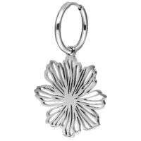 Créoles Fleur en Acier Inoxydable Argentées Boucle d'oreille argentée avec pendentif en forme de fleur sur fond blanc