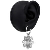 Boucles d'oreilles Flower élégantes en argent Boucles d'oreilles Flower en argent sur modèle d'oreille noir sur fond blanc