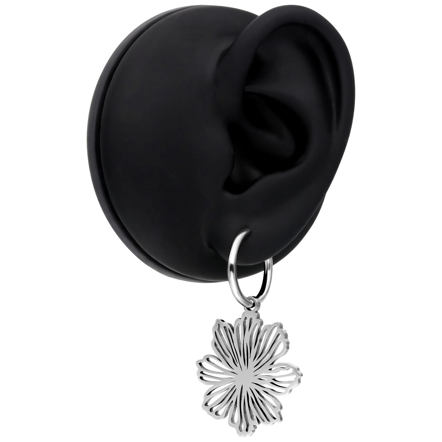 Boucles d'oreilles Flower élégantes en argent Boucles d'oreilles Flower en argent sur modèle d'oreille noir sur fond blanc