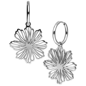 Deux boucles d'oreilles en acier inoxydable argentées en forme de fleur sur fond blanc