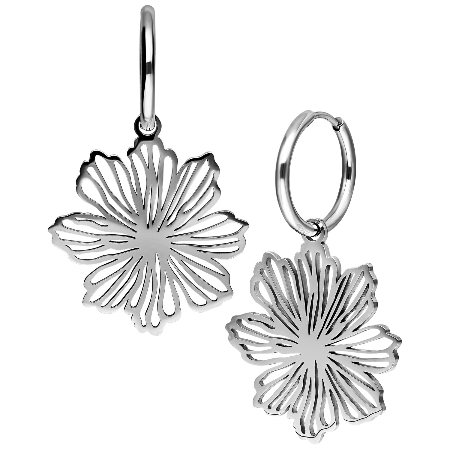 Élégantes boucles d'oreilles fleur en acier inoxydable Deux boucles d'oreilles en acier inoxydable argentées en forme de fleur sur fond blanc