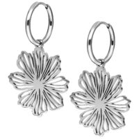 Créoles élégantes en acier inoxydable avec fleurs Deux créoles argentées avec pendentifs floraux sur fond blanc