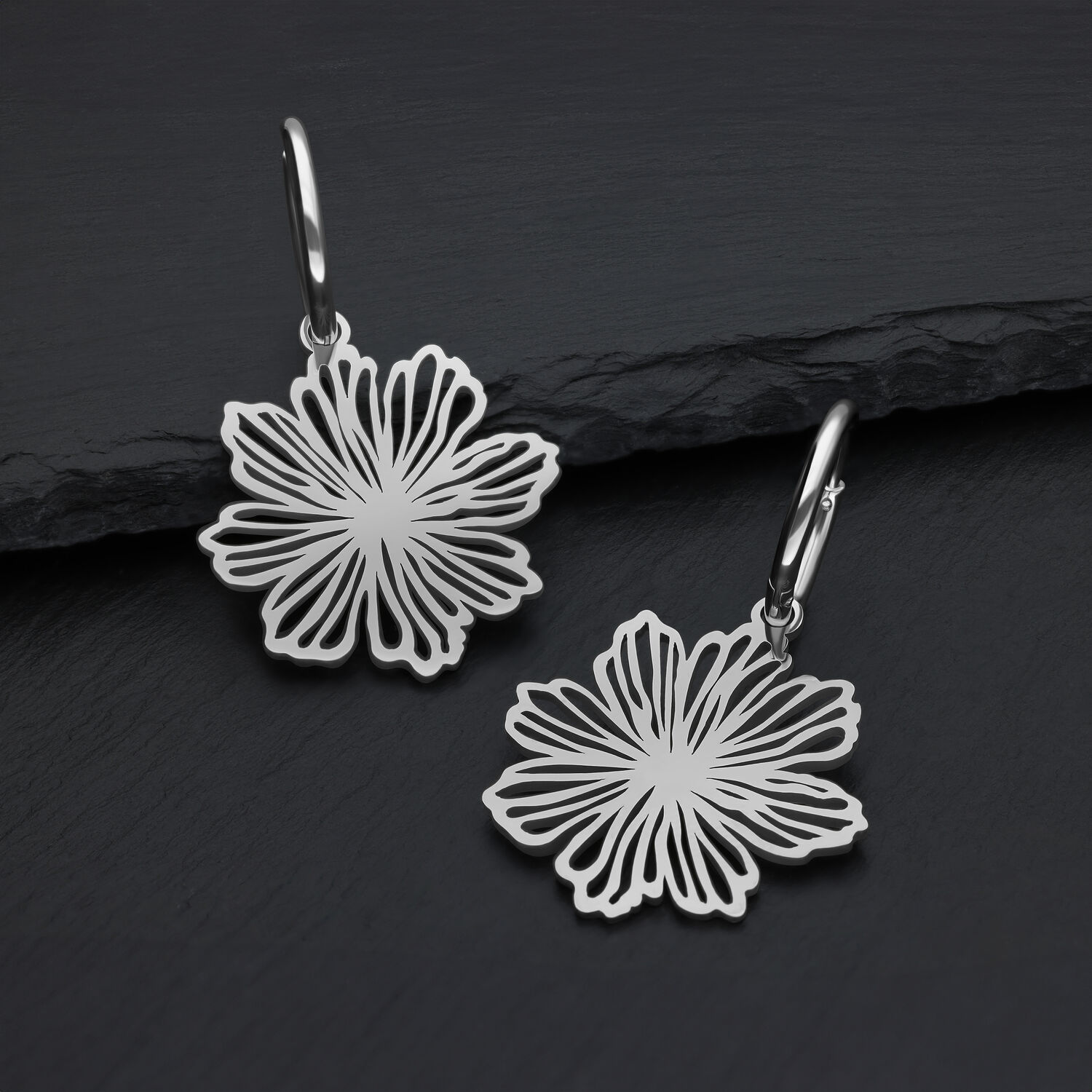 Boucles d'oreilles en acier inoxydable de haute qualité avec motif floral Boucles d'oreilles en acier inoxydable argentées avec design floral sur fond sombre