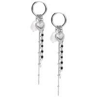 Boucles d'oreilles cœur argentées avec pendentif perle Créoles argentées avec pendentif cœur et perles blanches sur fond blanc