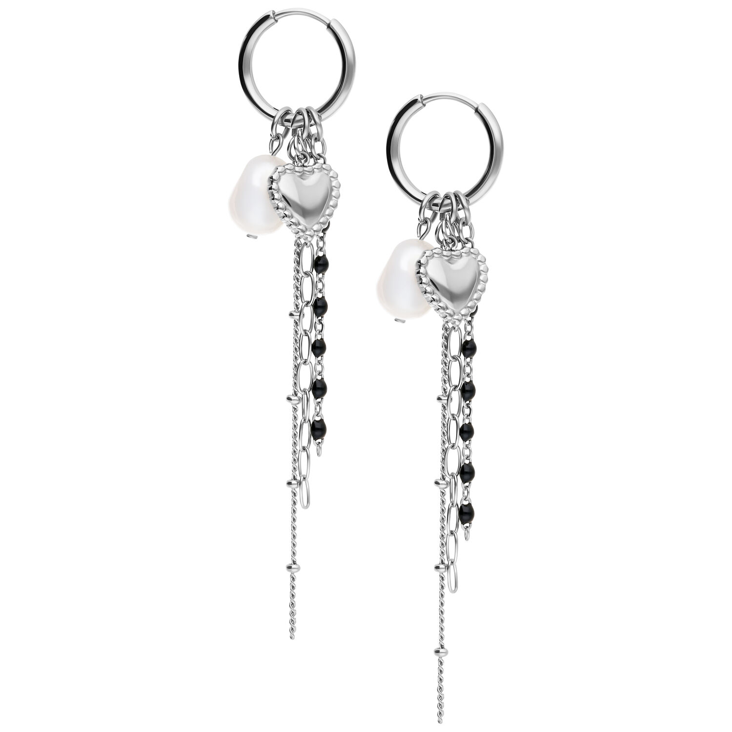 Boucles d'oreilles cœur argentées avec pendentif perle Créoles argentées avec pendentif cœur et perles blanches sur fond blanc