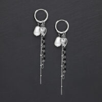 Boucles d'oreilles Bubble Heart argentées avec perle Boucles d'oreilles argentées avec pendentif cœur et perle sur fond noir