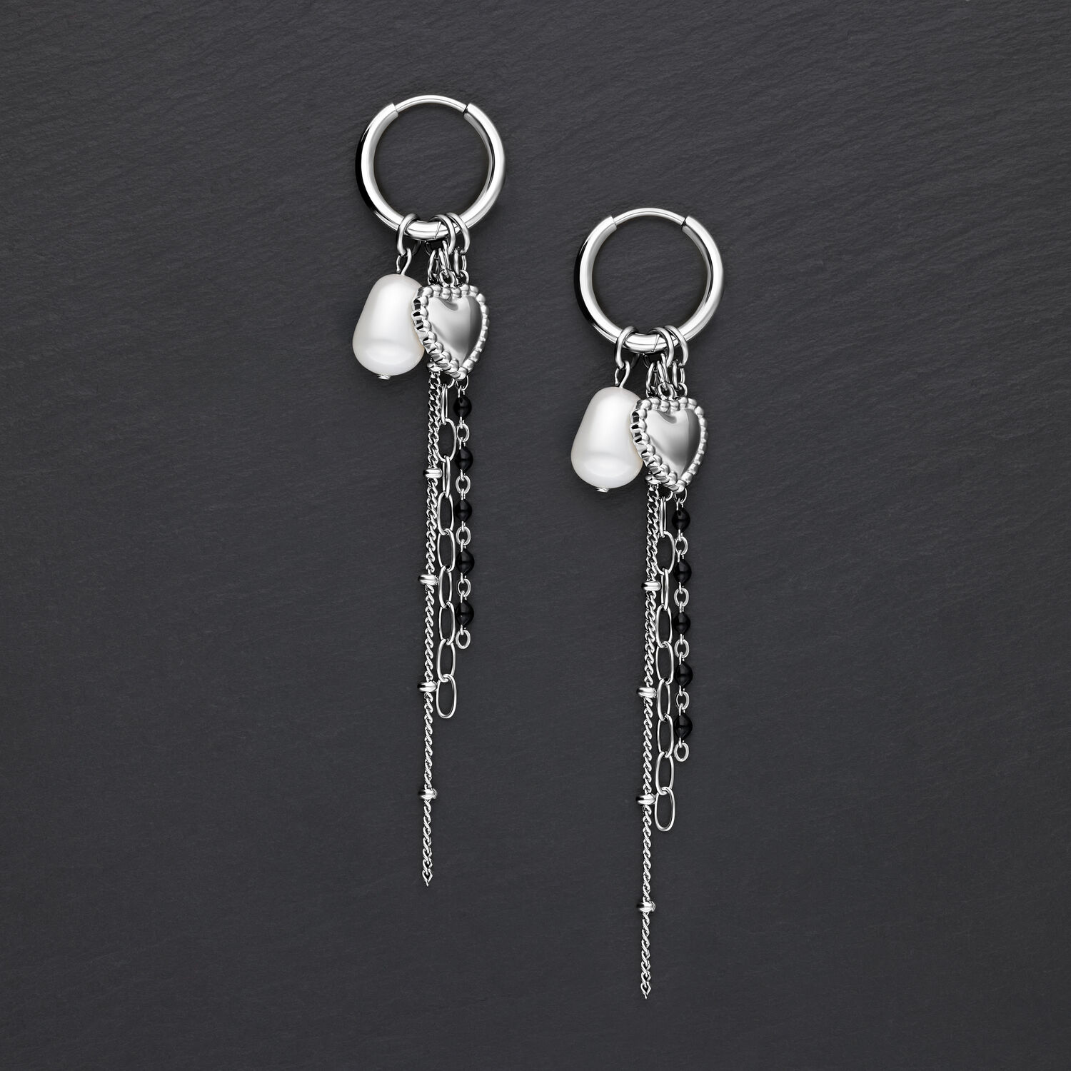 Boucles d'oreilles Bubble Heart argentées avec perle Boucles d'oreilles argentées avec pendentif cœur et perle sur fond noir