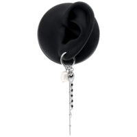 Créoles Bubble Heart avec perle en argent Boucles d'oreilles argentées avec pendentif cœur et perle sur modèle d'oreille noire