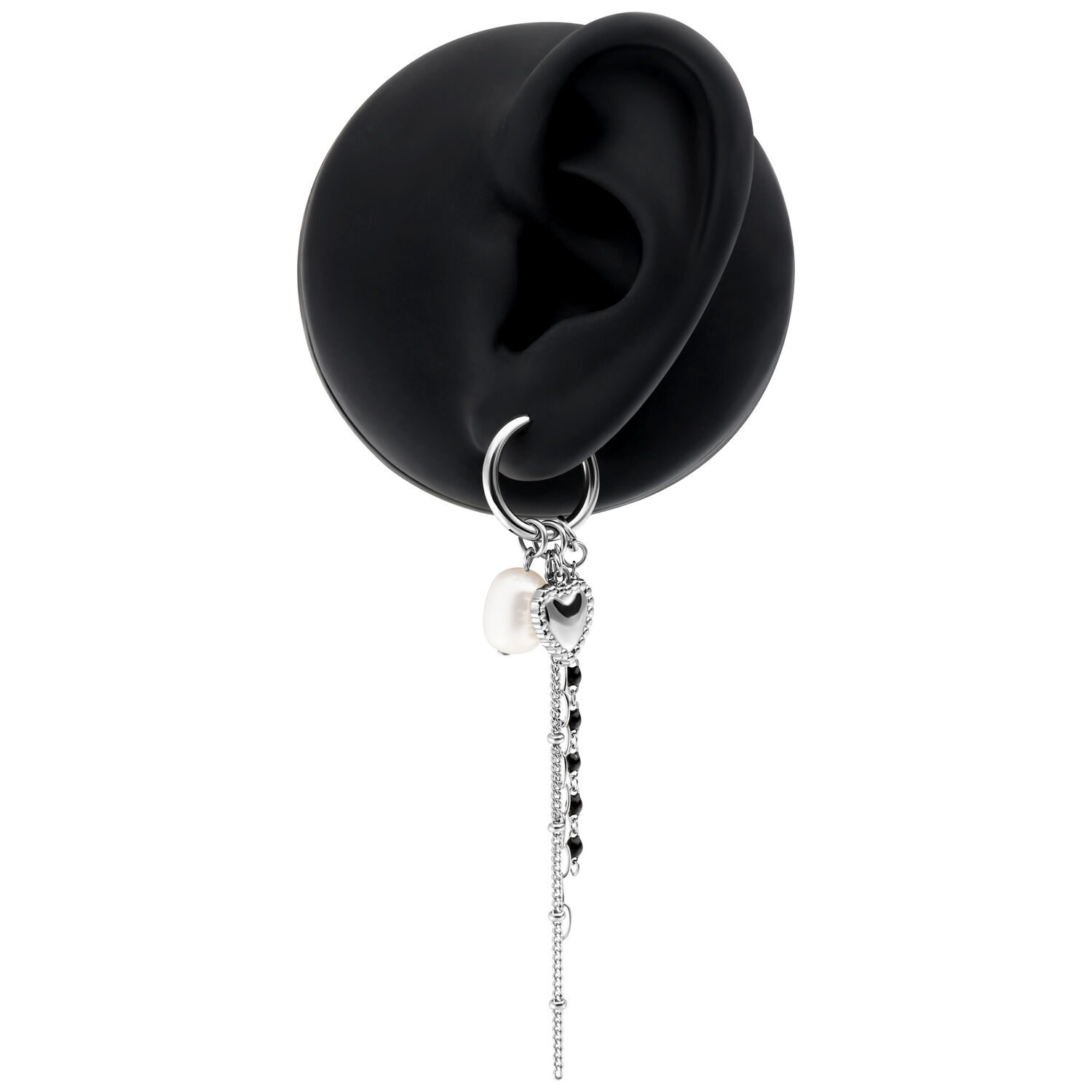 Créoles Bubble Heart avec perle en argent Boucles d'oreilles argentées avec pendentif cœur et perle sur modèle d'oreille noire