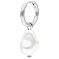 Boucle d'oreille en argent avec perle baroque sur fond blanc