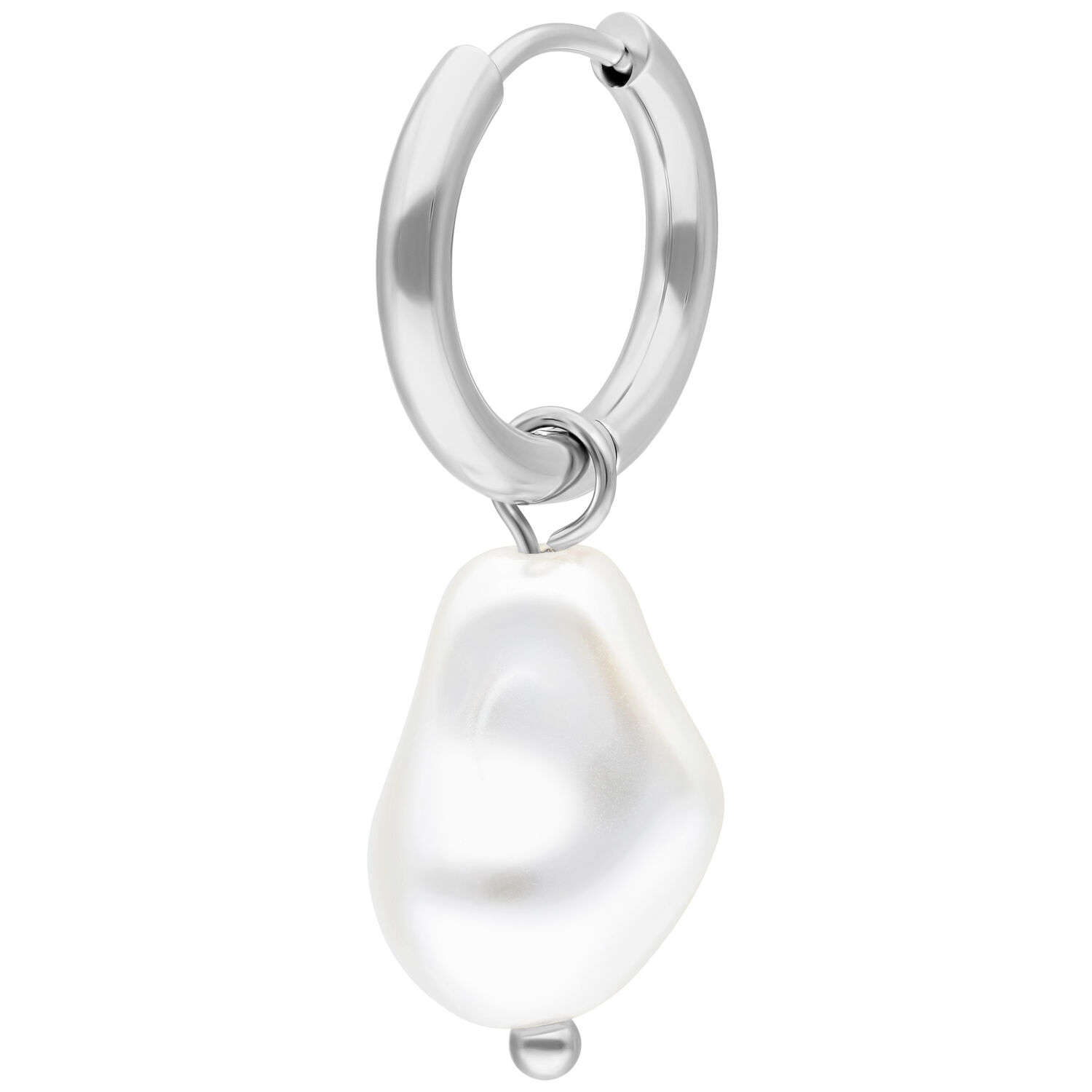 Boucle d'oreille en argent avec perle baroque sur fond blanc
