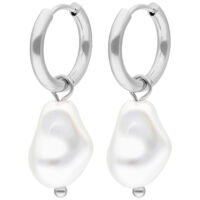 Boucles d'oreilles en acier inoxydable argenté avec perles baroques sur fond blanc