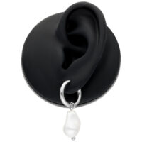 Créoles argentées avec perle baroque sur modèle d'oreille noir