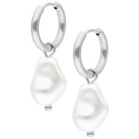 Créoles argentées avec perles baroques sur fond blanc