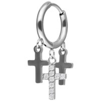 Créoles argentées avec pendentifs croix Créole argentée avec trois pendentifs croix, dont un serti de cristaux, sur fond blanc