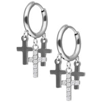 Créoles avec croix pendantes en acier inoxydable Créoles argentées avec trois pendentifs croix pendants sur fond blanc