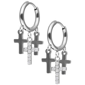 Créoles argentées avec trois pendentifs croix pendants sur fond blanc