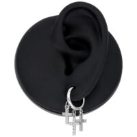 Boucles d'oreilles croix argentées pour tunnels et lobes percés Boucles d'oreilles argentées avec deux croix pendantes sur un modèle d'oreille noire
