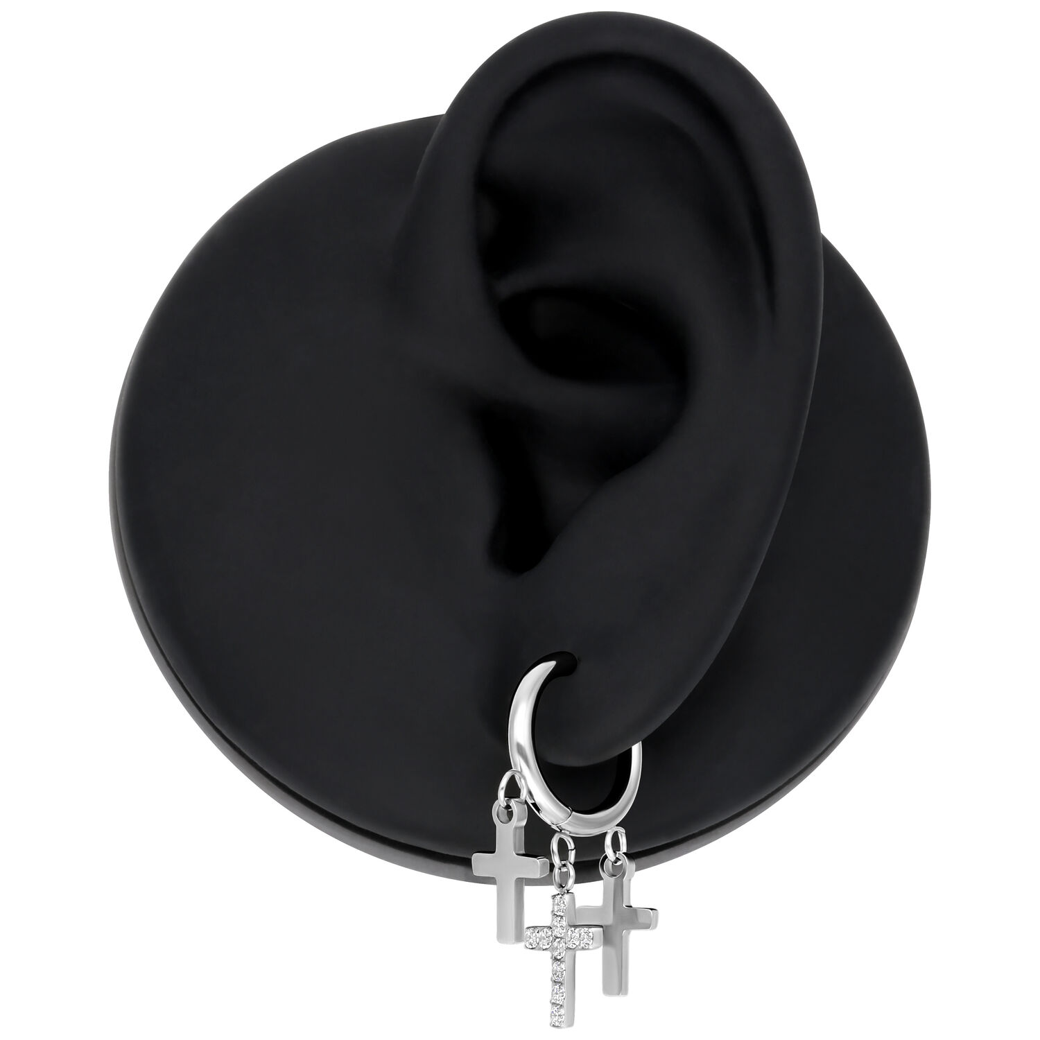 Boucles d'oreilles croix argentées pour tunnels et lobes percés Boucles d'oreilles argentées avec deux croix pendantes sur un modèle d'oreille noire