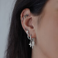 Petites créoles pendantes avec croix en argent Créoles en argent avec pendentifs croix pendants à une oreille