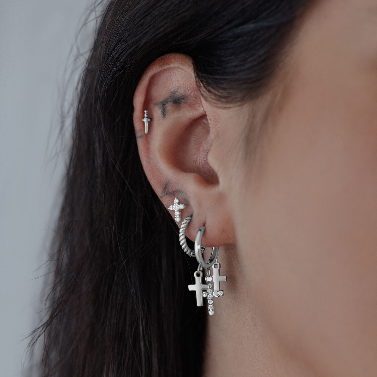 Petites créoles pendantes avec croix en argent Créoles en argent avec pendentifs croix pendants à une oreille