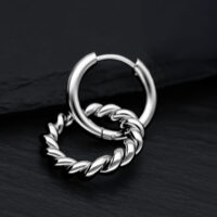 Boucles d'oreilles Twisted Circle en acier inoxydable sur fond noir