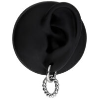 Créoles torsadées en argent en acier inoxydable sur modèle d'oreille noir