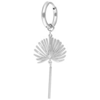 Créoles en argent avec pendentif Boucle d'oreille en argent avec anneau rond et pendentif floral sur fond blanc