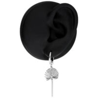 Bijoux d'oreilles en acier inoxydable avec pendentif coquillage Boucle d'oreille argentée avec pendentif coquillage sur modèle d'oreille noire sur fond blanc