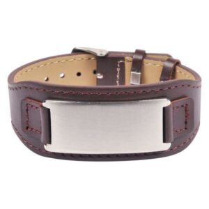 Bracelet en cuir marron avec plaque en acier gravable sur fond blanc