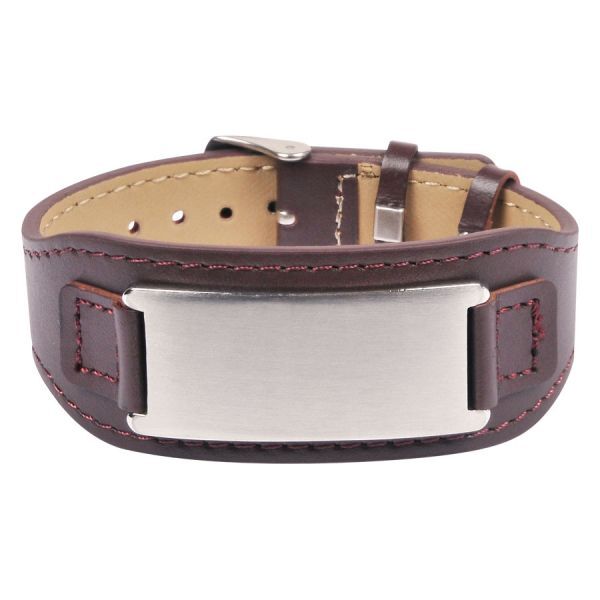 Bracelet en cuir marron gravable avec plaque en acier Bracelet en cuir marron avec plaque en acier gravable sur fond blanc