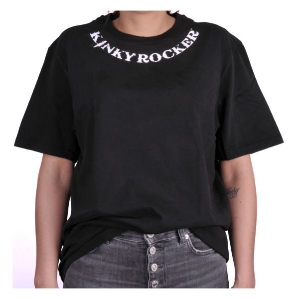 T-shirt noir Kinky Rocker de Wildcat Personne portant un t-shirt noir avec l'inscription blanche 'Kinky Rocker' sur la poitrine