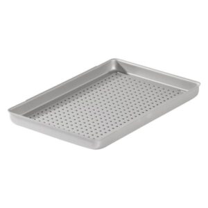 Plateau rectangulaire argenté avec surface perforée sur fond blanc