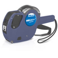 Étiqueteuse bleue MELAdoc pour stérilisation Étiqueteuse bleue MELAdoc avec poignée ergonomique sur fond blanc