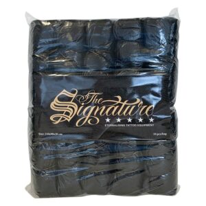 Protège-matelas noir en emballage avec inscription dorée 'The Signature'