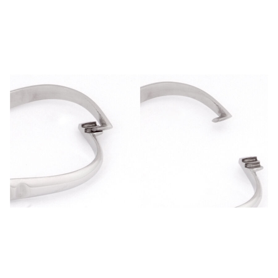 Première utilisation DA/SK 3.0 en acier inoxydable Outil de piercing argenté en acier inoxydable sur fond blanc
