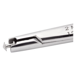Gros plan d'un embout brillant en argent pour outil de piercing sur fond blanc